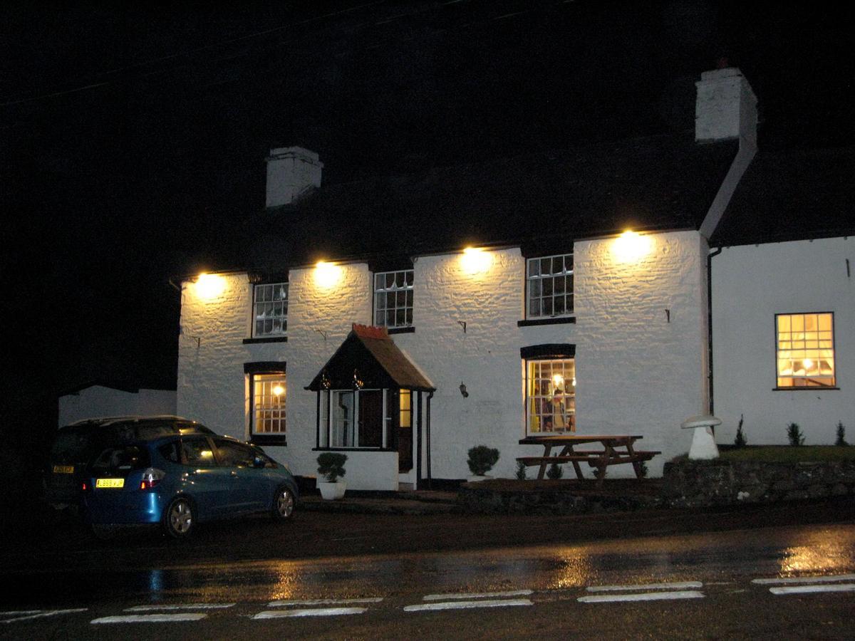 The Fforest Inn Llanfihangel-nant-Melan Buitenkant foto